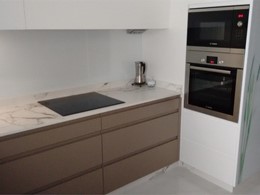 COCINA A LACADO MOKA Y DEKTON 1