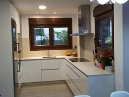 COCINA BLANCA Y SILESTONE ARENA