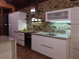 COCINA CON FORRADO CRISTAL Y FORMICA BLANCA 1