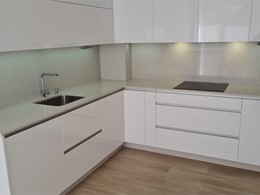 COCINA FORMICA BLANCA Y SILESTONE 1