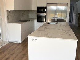 COCINA LACADA CON PORCELANICO AURA 7